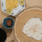 Karen Takizawa Instagram – みなさん、こんばんは。

今日もしぶとくおそうめんです。

台所に対してやる気がないのではなく、
そうめんが食べたくて食べています。

夏になると人たちは食べるだろう、
と、どこの誰かが”そうめん”を作ってくれたことがばっちり今の日本に合っていて驚きます🎋

こんな暑くなる日本を知っていたのかもしれませんね。

そうめんの食べ終わりの胃袋具合がいつもなくて茹でた分以上食べれてしまうので、胃袋に停止の合図を送るためにも、卵焼きは必ず一緒にするのもお気に入りです。

甘い卵焼きが好きです。

これで、そうめんだけでは収まらない
喉からの食欲を止めることができます😅

もうここまでだよの線を決めてあげないと
ずるずる跡を引くことになるので。

ゴマダレももちろん作って、
2タレで食べています。

まだまだ始まる青く暑い夏。

ご体調にはいろんな意味を込め、
お気をつけてください。

それではおやすみなさい。
