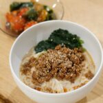 Karen Takizawa Instagram - みなさん、こんばんは。 熱帯夜にそうめん🌙ってことわざが私の中でできてもおかしくないくらいこの温かな夜に合わせています。 ラッキーなことにこの前、月曜日のラジオをTBSの#ふらっとチームさんからほんとうに美味しいおそうめんを頂いたので(ありがとうございます)、ほとんどそれを食べて過ごしています。 この日は、そうめんで豆乳坦々麺を🌶 豆乳に味噌やにんにく、めんつゆや鶏カサをいれて作りました。 味を食べては、足したりひっこめたりしながら自分が一番好きな味にカーソルを持っていく時間が大好きです。 どんどん味を変身させて、 自分の近くに来てくれる感覚が幸せです。 そんなことをしていたら、出来上がった坦々麺です。 ひき肉には豆板醤やお醤油、 お砂糖で味付けしました。 豆板醤に首を振る方は、コチュジャンや味噌でもいいし、醤油、お砂糖、酒などで甘辛にでもしてください。 そして、言われて来たみたいなほうれん草を添えて最終的に置いてきました🥬 熱帯夜もそうめんとなら越えて行けそうです。 おやすみなさい。