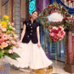 Karen Takizawa Instagram - みなさん、こんばんは。 ここまで自分コトだったのに、 たくさんの、いやあまりにもたくさんの、 そして、私の画面に映る文字の温かさに改めて感動しました。 本当にお忙しい中、 皆様お言葉ありがとうございました。 1文字1文字心を込めて読ませていただきました。 こんな私なんかの人生にこんなにも "おめでとう"が並んだ日はありません☺️ 皆さま、 これからもどうぞ仲良くしてください✨ それでは気を取り直して、 今日は今日で、さんま御殿のご報告です。 今日は華やか祭りみたいな３時間SPです🪅 いつもさんま御殿にお招きいただくときは、 とにかくどこにも着て行かなそうな特別お洋服を着ていきます👗 今日は隣に宇宙を知ってる野口さんがいらっしゃりただでさえ、たて座uy星行きたかったので とても嬉しかったのですが、私からは緊張して宇宙の話はこれっぽちもお聞きできませんでした。 そんなとっておきのお城です🏯 みなさま、よる７時からよろしければ 観てくださいね👁 おやすみなさい🌙