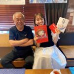 Karen Takizawa Instagram - みなさん、こんばんは。 昨日から始まりました寺田倉庫さんにて始まった、"鈴木敏夫とジブリ展"が始まりました✨☺️ 私のだいだいだいすきなジブリの今回はアンバサダーという役にしていただきました🥹💓 ジブリの作品はいつだって私の胸を躍らせてくれて、作品と一緒に大冒険に連れて行ってくれます。 鈴木さんと出会うことになった、 伯山さんの名前変わりパーティー。 まさか、隣の隣に座っていた方が偉大なるスタジオジブリの鈴木敏夫さんだと私は気付かずあの日の自分に赤っ恥です💦 写真は、は鈴木敏夫さんのジブリ汗まみれという時に撮っていただいた貴重な写真です🤍 ずっと笑わせてくる楽しい鈴木さん。 おはなし全てが物語みたいにい面白くて、 ジブリの映画を見ているようにワクワクしました。 私が何より驚いた、 千と千尋の神隠しを観たあの日。 今でもあのトキメキは忘れた日がありません。 こんな景色を私が知れる時代に生まれられたことがそもそも幸せです。 トンネルを抜けた、緑の丘が胸を惹き詰め、水の上を走る電車が私の胸を旅させます。 もう千と千尋の映画が終わりにむかう時間いつも、まだ終わらないでくれ、まだ魔法をかけていてくれ、と願ったのです。 そんな千と千尋の神隠しが詰まりに詰まったジブリ展。 もちろん、全てのジブリ作品とも遊べます😊 歩いていると、あのホッカホカなジブリ世界に潜り込むことができます🌳 私はまたDVDで千と千尋を見返してしまいましたが、やっぱり、あの初めて観た日に私を引き戻してくれました。 千尋さん、ほんとうにありがとう☺️ 何年たってもあなたが好きです。 それでは、おやすみなさい。