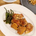 Karen Takizawa Instagram - みなさん、こんばんは。 今日は汗で照りだす鶏肉料理で🐓 和食が結局作っていて一番ノリノリになれるのは、日本にいるからなのか🤭 旅気分な、洋・中もいいです。 でもやっぱりやめて握り拳みたいな照り焼きにしました。 じゃんけんで絶対勝てそうなグゥを鶏に任せて切っていき、あとは相当な時間強くなれるよう焼き付けます。 鶏肉がびくともしない硬さになったら、 恐縮腰曲げ姿のししとうを...😅 一緒に焼きました。 焼けば焼くほどみるみるししは力を無くしていき、まるで鶏肉にボッコボコにされたのかみたいな想像されているかもしれませんが、そんな訳はなくて、しっかり火と仲良くなったよっていう合図です😅 あとはお馴染み台所の玄関、お砂糖、みりん、お酒、醤油をいれて終わりです。 今日は副菜界で一位に好きな切り干し大根と二位に好きなほうれん草胡麻和えもつくりました🥬 野菜が食べたくなるのは、夏の太陽に何かしら持っていかれてる証拠かもしれないですね。 これからの夏、お手柔らかに☀️🙇🏼‍♀️ みなさんも、しっかり食べて、 早く寝てください。 おやすみなさい。