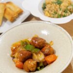 Karen Takizawa Instagram - みなさん、こんばんは✨ このなんでもご飯食べていい日のうちにわたしはたっぷりご飯食べてしまいます。 きっと、365日気を付けなきゃいけない人物でありながらも、どうしたってお料理好きだとサラッとだけでは台所に立ち寄れないというか... 台所にもいい顔したいというか。 となこなで、結局今日もあまりにもリアル太っ腹ご飯になってしまいました😅(ことわざの方ではありません) 明日の自分のお腹を不安な目で見ながら、 目の前の食欲を可愛がってしまうのです🫑 今日は酢豚とチャーハン、 どうにかこうにか頭を入れてきた春巻き。 春巻きに巻かれた姿は はんぺんえびチーズ大葉です。 酢豚はバラつきのあるペラ肉を丸めて団子にしました。 にんじんだけはえこひいきに素揚げしてしまいました。何したってしつこく硬いからです。 あとは炒め火で自力で柔らかくなってもらい。 味付けは、お醤油、お酢、砂糖、ケチャップ、お酒、鶏カサです。 ケチャップとお酢を同レベリーダーにし、 あとは後を追う軍団にしていいくらいです。 鶏カサは軍を抜いて子分です。😅 春巻きは巻いて揚げただけです🦐 何の味付けもしていませんが、不安で仕方ない方は塩をどうぞ。 チャーハンは塩胡椒とお醤油、胡麻油だけです。 食べ過ぎてしまいましたが、 台所にたくさんいれたのでいいのです。 お皿選びも楽しいですしね。 おやすみなさい。