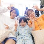 Karen Takizawa Instagram - 昨日、未来への10カウント最終回でした。 あっと始まって、それはそれは濃い月日でした☺️ 満島ひかりさんと初めてお会いしたときの優しさいまも思い出します。 折原家は、いつも明るくて羨ましいくらい賑やかです😂 それもどれも葵お姉ちゃんが、作ってくださいました😊 終わりの時、どんだけ少ない撮影だったとしても私はグゥッと喉の奥が痛くなるほど満島さんの顔見ると泣きべそ出そうでした。 それくらい、仲良くしてくれた満島さんと瑛都くんでした😍 楽しかったなあ☺️ 瑛都くんは会うたびに楽しい激むずクイズを出していただいて、満島さんと私の仲をどんどん近付けてくれました✨🤝 満島さんはいつも私の感情を聞いてくれて、 色々なことを教えてくれました。 お誕生日には可愛い器をプレゼントしてくれたり、入浴剤をくれたり、なんだから折原家からはあまりにいただきっぱなしの私でした。 木村拓哉様も、とにかくお話しが止まらない方で ずっと何かを話してくれる優しい物知りなスターで、なんだかすごい世界をずっと覗かせていた私みたいで夢気分のまま幕は閉じました。✨ 出会いってすごい。 会うはずなかった方々にこんなに会えてしまうなんて、宝石があちこちにある冒険道を歩いているようです💎 スタッフ様もほんとうにお世話になりました💓💓💓 それはそれはステキな3ヶ月を送らせていただきました。 葵お姉ちゃん、ずっとずっと幸せでいてね😍