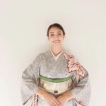 Karen Takizawa Instagram - ✨明けましておめでとう御座います✨ この一文で何月何日の事かが分かり、 何を伝えたいかがわかるのってすごいですね❄️ 一年で1月にしか使われないこの一文。 この日のために長年愛されている一文。 1月1日からなぜこう、 あーだこうだとすいません🙇🏼‍♀️💦 2023年さん初めまして。 よろしくお願いします✨ 楽しい楽しい4つの季節が送る365日の豊かな景色を期待しています🗻 また知らない事を知れる今年でありますように。 そしてお正月には、 笑点さんにてみんなの笑点に遊びにいかせていただきました🇯🇵👘 その時のお着物でご挨拶をさせてください☺️ 皆様の2023年がとびきりに幸せで、 焦るほどに豊かで夢みたいに爽快でありますように....🧚🏼‍♂️✨✨✨✨✨