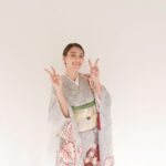 Karen Takizawa Instagram - ✨明けましておめでとう御座います✨ この一文で何月何日の事かが分かり、 何を伝えたいかがわかるのってすごいですね❄️ 一年で1月にしか使われないこの一文。 この日のために長年愛されている一文。 1月1日からなぜこう、 あーだこうだとすいません🙇🏼‍♀️💦 2023年さん初めまして。 よろしくお願いします✨ 楽しい楽しい4つの季節が送る365日の豊かな景色を期待しています🗻 また知らない事を知れる今年でありますように。 そしてお正月には、 笑点さんにてみんなの笑点に遊びにいかせていただきました🇯🇵👘 その時のお着物でご挨拶をさせてください☺️ 皆様の2023年がとびきりに幸せで、 焦るほどに豊かで夢みたいに爽快でありますように....🧚🏼‍♂️✨✨✨✨✨