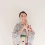Karen Takizawa Instagram - ✨明けましておめでとう御座います✨ この一文で何月何日の事かが分かり、 何を伝えたいかがわかるのってすごいですね❄️ 一年で1月にしか使われないこの一文。 この日のために長年愛されている一文。 1月1日からなぜこう、 あーだこうだとすいません🙇🏼‍♀️💦 2023年さん初めまして。 よろしくお願いします✨ 楽しい楽しい4つの季節が送る365日の豊かな景色を期待しています🗻 また知らない事を知れる今年でありますように。 そしてお正月には、 笑点さんにてみんなの笑点に遊びにいかせていただきました🇯🇵👘 その時のお着物でご挨拶をさせてください☺️ 皆様の2023年がとびきりに幸せで、 焦るほどに豊かで夢みたいに爽快でありますように....🧚🏼‍♂️✨✨✨✨✨