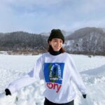 Karen Takizawa Instagram - みなさん、こんばんは。 隙間ない11月が始まったとおもったら、 静かに慌てる12月がやってきて、毎日時間だけには先越されないように早歩きしていたら、 2022年もほんとうあとは31日に繋ぐ今日になりました☺️ そんな嬉しかたない年末🌬 振り返って事細かく反省するのも乗り気になれない私の性格は、既に2023が楽しみです😂 今年は今年の私がじっくり経験してくれたので、もういいとしてます🗓 12月の細道にあった隙間で、 実は雪を見に行かせていただきました❄️ 冬の雪を見たい理由は、冬の映画にしょっちゅう登場してくるからです。 大好きな冬映画はたくさんありますが、 いつも主人公は雪の中で親しみ深い冬を味わっているんです。 白い世界への憧れを叶えることができました✨ 雪はお人好し風に空から音もなくやってきて、 地面に根強い縄張りを見せていきます。 なんだろう。 やってきた姿と、居座る姿にはおおきな違いがあるんですね😅 乗っかりようのない、細い枝一本も見逃すことなく、器用に居座りという名の積もりを始めていくようでした☃️ でもそれを後からやってきた私の目には美しく、木々は一年の総力でおめかししてくれて、地面は極上のカーペットを敷いてくれて楽しませてくれるように感じます✨✨✨ でも太陽の熱によって、誰にも気付かれないように最後は涙みたいになって姿を消してしまう。 冬にしか会えない貴重な貴重な夢 そんな冬にしかやってきてくれない雪に今年は会いに行けたことが幸せでした☺️ 2023も私の目にたくさんの景色を映してあげたいなと思います💕 2022年お世話になった方、 ここの文を読んでくださっている方、 誠にありがとうございました❄️✨ 明日31日は日本テレビさんにて、初めて年越し生放送にお邪魔致しますので、よろしくお願いします🙇🏼‍♀️✨