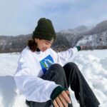 Karen Takizawa Instagram - みなさん、こんばんは。 隙間ない11月が始まったとおもったら、 静かに慌てる12月がやってきて、毎日時間だけには先越されないように早歩きしていたら、 2022年もほんとうあとは31日に繋ぐ今日になりました☺️ そんな嬉しかたない年末🌬 振り返って事細かく反省するのも乗り気になれない私の性格は、既に2023が楽しみです😂 今年は今年の私がじっくり経験してくれたので、もういいとしてます🗓 12月の細道にあった隙間で、 実は雪を見に行かせていただきました❄️ 冬の雪を見たい理由は、冬の映画にしょっちゅう登場してくるからです。 大好きな冬映画はたくさんありますが、 いつも主人公は雪の中で親しみ深い冬を味わっているんです。 白い世界への憧れを叶えることができました✨ 雪はお人好し風に空から音もなくやってきて、 地面に根強い縄張りを見せていきます。 なんだろう。 やってきた姿と、居座る姿にはおおきな違いがあるんですね😅 乗っかりようのない、細い枝一本も見逃すことなく、器用に居座りという名の積もりを始めていくようでした☃️ でもそれを後からやってきた私の目には美しく、木々は一年の総力でおめかししてくれて、地面は極上のカーペットを敷いてくれて楽しませてくれるように感じます✨✨✨ でも太陽の熱によって、誰にも気付かれないように最後は涙みたいになって姿を消してしまう。 冬にしか会えない貴重な貴重な夢 そんな冬にしかやってきてくれない雪に今年は会いに行けたことが幸せでした☺️ 2023も私の目にたくさんの景色を映してあげたいなと思います💕 2022年お世話になった方、 ここの文を読んでくださっている方、 誠にありがとうございました❄️✨ 明日31日は日本テレビさんにて、初めて年越し生放送にお邪魔致しますので、よろしくお願いします🙇🏼‍♀️✨