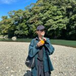 Karen Takizawa Instagram - 人生で初めて、伊勢神宮にお邪魔させていただいてきました。 気持ちが素直に傾いた方に旅に出ろと決めているのですが、自分の心が伊勢に集中着地していたので伊勢に⛰️✨ 伊勢に向かっている時から、空の雲はお習字の一筆芸術みたいにカッコいい雲でお出迎えされながら、満点の晴天で伊勢神宮様に入ることができました☺️ おかげ横丁という伊勢神宮への入場道があるのですが、そこからもうお祭りみたいに楽しかったです😊 朝ごはんをしっかりちゃっかり食べてきたという最大の後悔を胸に、飲み物だけしか胃には入らなかったのですが....素敵な雰囲気を知れました。 空腹できたらきっと楽しくて仕方ないとおもいます。右を向こうが、左を向こうが、全て食べ物屋さんに囲まれてるんですから☺️♡ サラッサラに身体の中が軽くなりながら、 ご挨拶できたような気がします。 そこに生える、木々たちがもうほんとうに、ほんとに素晴らしかったです。 それだけでも来てよかったと思うのです。 きっとものすごい歴史を見てきたんでしょうね。 また行けますように✨✨✨✨ キャプションを入力…