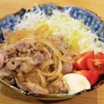 Karen Takizawa Instagram - 豚バラの生姜焼きを作った日。 あまりにも絶景見たような気になり単独写真撮りました⛰️ これが富士山のおおきさだったら、 どれだけ見に行ってしまうだろうな。 食材たちはそんな絶景間違いさせるような 色味をわたしに教えてくれます。 美味しそうを乗り潰して美しい✨✨✨ お皿の力を借りればそれはさらに景色を 豊かにします。 どんな世界にも協力作業をしているんですね🤝🏻 私は生姜焼きは、 朝から漬けておくのが大好きです。 玉ねぎは細切りとみじん切りの多種多様を玉ねぎ内でさせています。 なんといっても生姜は驚くほど多く。 ほとんど生姜漬け焼きです🫚 でもその日中存分に染み吸わせた一日の成果があまりにも美味しくて大好きです。 "あぁ仲良く遊んでたんだな"と一味で分かる豚と玉ねぎと調味料たちの思い出です。