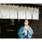 Karen Takizawa Instagram - 12月号のHanakoさんの 表紙をさせていただいております🥰 伊香保の地域に、ぼんやり旅をしています🍢 撮影という名のご褒美旅には、 聖なる美味しいや見上げたくなる清らか、果てしないくつろぎ、時間の無限大さがお出迎えしてくれました🍃 木の下から見上げる太陽はウソだろ🤔みたいな輝きでこちらに源を降り注ぎます。 そして、 昼下がりのお宿で過ごす畳と生温風のセッションは見逃しものです🎐 ページをめくる小風が、少しでも伊香保の風なんじゃないか、と感じてくださることを願います。 私の中に現る、ぼんやり時間。 東京で何もかも予定を積み上げたくなる私からは想像もできなかった時空でした。 少しの旅が、長距離人生の応援団になります🔥 みなさまも、年暮れ焦りになりがちな11月、12月に少しの休み場をご褒美してみてはいかがでしょうか♨️☺️