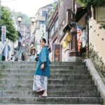 Karen Takizawa Instagram - 12月号のHanakoさんの 表紙をさせていただいております🥰 伊香保の地域に、ぼんやり旅をしています🍢 撮影という名のご褒美旅には、 聖なる美味しいや見上げたくなる清らか、果てしないくつろぎ、時間の無限大さがお出迎えしてくれました🍃 木の下から見上げる太陽はウソだろ🤔みたいな輝きでこちらに源を降り注ぎます。 そして、 昼下がりのお宿で過ごす畳と生温風のセッションは見逃しものです🎐 ページをめくる小風が、少しでも伊香保の風なんじゃないか、と感じてくださることを願います。 私の中に現る、ぼんやり時間。 東京で何もかも予定を積み上げたくなる私からは想像もできなかった時空でした。 少しの旅が、長距離人生の応援団になります🔥 みなさまも、年暮れ焦りになりがちな11月、12月に少しの休み場をご褒美してみてはいかがでしょうか♨️☺️