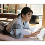 Karen Takizawa Instagram - 12月号のHanakoさんの 表紙をさせていただいております🥰 伊香保の地域に、ぼんやり旅をしています🍢 撮影という名のご褒美旅には、 聖なる美味しいや見上げたくなる清らか、果てしないくつろぎ、時間の無限大さがお出迎えしてくれました🍃 木の下から見上げる太陽はウソだろ🤔みたいな輝きでこちらに源を降り注ぎます。 そして、 昼下がりのお宿で過ごす畳と生温風のセッションは見逃しものです🎐 ページをめくる小風が、少しでも伊香保の風なんじゃないか、と感じてくださることを願います。 私の中に現る、ぼんやり時間。 東京で何もかも予定を積み上げたくなる私からは想像もできなかった時空でした。 少しの旅が、長距離人生の応援団になります🔥 みなさまも、年暮れ焦りになりがちな11月、12月に少しの休み場をご褒美してみてはいかがでしょうか♨️☺️