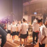 Karen Takizawa Instagram - 昨日は行列見ていただきありがとうございました😊 この度は、三重高校さんにお邪魔させていただき一緒に青春のページに思い出を残させていただきました🚿🌸 と、いうよりは私の青春をまた再び戻していただきさらに明るい思い出にと彩っていただいちゃった程です📚🥲 そして応援しにいくはずが、 私が勇気と青春をお土産にいただいてしまった姿となりました。 何を目に映しても、蛇口から出る水みたいに弾けていて透明で太陽があればキラキラしている時代。 まさに、"青春はみずびだし"の曲にぴったりの皆さんがそこにはいました。 自分もこんな夢中な事あったかな？って、 頭の中の私の青春ページを1ページ1ページ遡りめくって探したくらいです。 転校生の私(気持ちは高校生)は、ドキドキしながら三重高校に入っていったのですが、 あれ？私たち、ずっと友達だったっけ？ってほどに仲良しにしてくれました。 みんな、本当にありがとう🥹💖 三重高校に一瞬でも入学できて私は幸せでした💓 そして踊り中、みんなが周りから、大丈夫！！ステキです！！と曲に負けない励まし言葉をたくさん言ってくださりました。 わたしの耳には曲と共にお守りみたいな声として聞こえていました。 それが何よりの安心でした☺️ そしてみんなと一緒に日常の何もかも忘れて、ダンスと仲間だけを頭いっぱいに熱くなったあの日を私は忘れません☺️🌸✨✨ ほんとうに楽しかったぁぁぁあああ。 帰りたくなかったです🥹 青春は何歳になっても仲間がいれば蘇るものだなと私は教えてもらえました。 そして分からずやな身体の私に ダンスを最後まで諦めず教えてくださった、 神田橋先生、アンナ先生、ティアラ先生、あやの先生本当にありがとうございました🥹💖 そして三重高校のみんな、 ほんとうにほんとうにありがとう💓☺️ 大好き大好き大好き☺️！