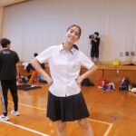 Karen Takizawa Instagram - 昨日は行列見ていただきありがとうございました😊 この度は、三重高校さんにお邪魔させていただき一緒に青春のページに思い出を残させていただきました🚿🌸 と、いうよりは私の青春をまた再び戻していただきさらに明るい思い出にと彩っていただいちゃった程です📚🥲 そして応援しにいくはずが、 私が勇気と青春をお土産にいただいてしまった姿となりました。 何を目に映しても、蛇口から出る水みたいに弾けていて透明で太陽があればキラキラしている時代。 まさに、"青春はみずびだし"の曲にぴったりの皆さんがそこにはいました。 自分もこんな夢中な事あったかな？って、 頭の中の私の青春ページを1ページ1ページ遡りめくって探したくらいです。 転校生の私(気持ちは高校生)は、ドキドキしながら三重高校に入っていったのですが、 あれ？私たち、ずっと友達だったっけ？ってほどに仲良しにしてくれました。 みんな、本当にありがとう🥹💖 三重高校に一瞬でも入学できて私は幸せでした💓 そして踊り中、みんなが周りから、大丈夫！！ステキです！！と曲に負けない励まし言葉をたくさん言ってくださりました。 わたしの耳には曲と共にお守りみたいな声として聞こえていました。 それが何よりの安心でした☺️ そしてみんなと一緒に日常の何もかも忘れて、ダンスと仲間だけを頭いっぱいに熱くなったあの日を私は忘れません☺️🌸✨✨ ほんとうに楽しかったぁぁぁあああ。 帰りたくなかったです🥹 青春は何歳になっても仲間がいれば蘇るものだなと私は教えてもらえました。 そして分からずやな身体の私に ダンスを最後まで諦めず教えてくださった、 神田橋先生、アンナ先生、ティアラ先生、あやの先生本当にありがとうございました🥹💖 そして三重高校のみんな、 ほんとうにほんとうにありがとう💓☺️ 大好き大好き大好き☺️！