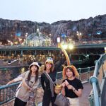 Karen Takizawa Instagram – みなさんこんばんは💓

この前、久しぶりと言ったら久しぶりが弱くなるくらい久しぶりにディズニーシーに遊びに行ってきました🌋🌊

友達の声によって、行ってみようかな？とついに決断✨

私は遊園地🎡に行くことが少ない大人生活だったのですが、やっぱりこんなに無邪気な姿(特に頭)にならせてくれると、楽しいものですね🌷

犬好きなので選んでいたら、あまりにも高さのある被り物を選んでしまいました🥳🐶
マスクも101匹ワンちゃん柄です。

なんの一致感もないですが、ここでなら安心です。

もちろん夕方あたりから行きましたが、
とってもとっても楽しめることができ幸せでした☺️✨

所々で売ってる食べ物屋さんは、
見つけたら迷わず並ぶくらいお腹減らしていきました。
なのでポップコーンも愉快に斜めがけして、
美味しく食べたり😆💓

夜の景色は振り向いても振り向いても、
外国に来たかのように彩ってくれていました✈️

ただものすごく久しぶりに数十分何かに並び、何かをめがけて歩き回り、帰る頃にはびっくりするくらいかかとを痛かったのもお土産です😇👣

あまりの疲れに家風呂では頼りになく
銭湯に入って帰りました😆🚿

次はランドに行きたくなります…🐠

いつもときめき心を教えてくれる場所は、
何年たっても大人になった私にも同じようにディズニーさんは接してくださいました🎪✨✨✨

ありがとうございました☺️💖