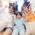 Karen Takizawa Instagram - 昨日、未来への10カウント最終回でした。 あっと始まって、それはそれは濃い月日でした☺️ 満島ひかりさんと初めてお会いしたときの優しさいまも思い出します。 折原家は、いつも明るくて羨ましいくらい賑やかです😂 それもどれも葵お姉ちゃんが、作ってくださいました😊 終わりの時、どんだけ少ない撮影だったとしても私はグゥッと喉の奥が痛くなるほど満島さんの顔見ると泣きべそ出そうでした。 それくらい、仲良くしてくれた満島さんと瑛都くんでした😍 楽しかったなあ☺️ 瑛都くんは会うたびに楽しい激むずクイズを出していただいて、満島さんと私の仲をどんどん近付けてくれました✨🤝 満島さんはいつも私の感情を聞いてくれて、 色々なことを教えてくれました。 お誕生日には可愛い器をプレゼントしてくれたり、入浴剤をくれたり、なんだから折原家からはあまりにいただきっぱなしの私でした。 木村拓哉様も、とにかくお話しが止まらない方で ずっと何かを話してくれる優しい物知りなスターで、なんだかすごい世界をずっと覗かせていた私みたいで夢気分のまま幕は閉じました。✨ 出会いってすごい。 会うはずなかった方々にこんなに会えてしまうなんて、宝石があちこちにある冒険道を歩いているようです💎 スタッフ様もほんとうにお世話になりました💓💓💓 それはそれはステキな3ヶ月を送らせていただきました。 葵お姉ちゃん、ずっとずっと幸せでいてね😍