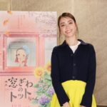 Karen Takizawa Instagram - ここでステキなご報告です💓 黒柳徹子さん原作としてある、 「窓ぎわのトットちゃん」が なんと映画化します🥹✨ 大好き憧れ大尊敬である徹子さんの映画化だけでも嬉しいはずなのに、さらにはその映画の為だけに現れた大石先生というトットちゃんのクラスの担任先生の声付けをさせていただきました😭 これこそ、奇跡です。 この世界で暮らしていて、 ほんとうに私にとってよかったと素直に思うんです☺️ 台本をいただいたときから、 涙を流して最後のページを読むまで時間がかかったのは、ありがたいことに徹子さんと一緒にいる時間が今までに何度もあったからだと思います。 私が小さい頃出会った"窓ぎわのトットちゃん"はまさか実話だと思いながら読んでいなかったのを覚えています。 おもしろい子のお話だなあ〜なんて、 小学生の私はまだ黒柳徹子さんが描いた物語だと思っていたんです。 そしていくつもの数年を越えて、 今出会う"窓ぎわのトットちゃん"は全然違いましたから。 それは、徹子さんと出会い、 徹子さんとお話して、徹子さんの優しが近くにあって、徹子さんの心のキラキラに一目惚れをしたからです。 また新しくページをめくったように、 私の身体に物語が浸透してきた気がするんです。 もちろん私は徹子さんのお子様だった頃の 時代を見たことはありません。 でも、徹子さんが届けてくださる文字や言葉によってまるであの日の徹子さんと同じ景色を見ているかのように...✨ そんな気持ちに台本からさせてくれました。 みんながずっとずっと幸せでありますように✨ 徹子さんのあったかい心に寄りかかったような温もりになる映画になると思います。 12月8日をお楽しみにしていてください💓