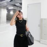 Karen Takizawa Instagram - 夏の終わりにもがく黒たちで秋の始まりを楽しんでみた日🍇 やっぱり黒といっても素材をコーデュロイにするだけで、夏とは一味違う季節を教えてくれますね。 だけどもがきはタンクトップに 任せてみました🥹 まだまだ夏でいて欲しいなあと考えていたら、右耳から太鼓と笛の音が過ってきました♬ また今日もどこかでお祭りしてるんでしょうか☺️でも結局、お祭りまで行きたいのに耳で太鼓聴いて行った気になり満足してしまうまで、あと5分もかかりません。 でもほんとにどこもかしこも全く全てが秋をまだまだ受け止められない環境で笑っちゃいました☺️ それでも決意固めてやってくる秋にみんなで花道作れますように。
