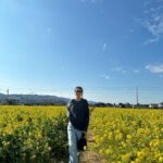 Karen Takizawa Instagram - 美しく地面から照らす太陽かと思ったのでした🌼 菜の花🌼 菜の花は月日が過ぎればなるほど好きにいっていく気がします。 最近は煌びやかな硬い灰色で囲まれる場所も好きですが、柔らかくて土から生えたような花や木もしっかり好きになっていきます😊🌳 ようやく寒い固まる景色から少し、肩に絡まる紐がほどけたように🪢、誰か微笑む景色になってきましたね。 花粉とは長年敵対心に向けてますが、 粉を取れば大好きなものです。 空の永遠さを知らされて気持ちよかったです。 みなさまも自力でお花を見つけてみたら 楽しいかもしれません。 今日、明日は寒いですからごゆっくりの中で温まってください♨️