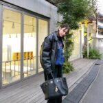 Karen Takizawa Instagram - ある日の仕事帰り。 こうやってマネージャーさんに写真をしょっちゅう恥ずかしげもなく頼んで撮ってもらっています。 ポージングを鈍くならないようにの目覚ましだったり、洋服と記念写真しておきたいだけだったりとです。 この日は、珍しく古着をたくさん着ていた日だったのでという甘ったるい理由になってしまいました🥹 写真で見るときょうの自分はこんなんだったのか、とか、この服って外で見るとこんな色だったんだ、と勝手ながら新発見の研究材料みたいなことになっています📷 鏡でしか自分を向かい側から見ることはできないので、写真で自分を見るのは大切にしています。 いくらなんでも鏡だけ見てる毎日で次の撮影向かうのは、岩の上を爪で歩くようなものなので😅 レザーのジャケットは古着がちょうどいいくらい好きです。 わたしの人生では長距離移動の毎日だとしてもこなしきれないレザーのお疲れ感を、先に知らないどなたかの生活で出してくれていたわけなので、ありがたくその道に乗っかりたいです。 ありがとうございました。
