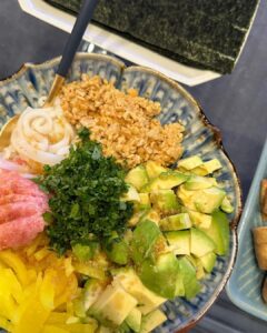 Karen Takizawa Instagram - 身体が粘り強さを欲する時✨ そして粘りを事細かく取るのが大変だと思う私は、一気に粘り大集合🥳 身体が、内臓が喜べば幸せだなと。 人はこれを爆弾巻き？と呼ぶけどなぜなんでしょう。 全然爆弾らしさもなければ、おしとやかで引っ込み思案な気もしますが🌓 まあでも確かにこれを丸めてボールにされてぶつけたら嫌な気もしますし。 美味しすぎての話なのか🥹 細かいことはよくわかりませんがこの食べ物が大好きです♡ そして、とにかく海苔にやっかいなことは包んで貰えば食べやすいですね☺️ 明日もまた寒くなりますようで、お気をつけて🥹