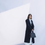 Karen Takizawa Instagram - Oggi3月号になります🌞 お気に入りすぎてどうしようもないページをご紹介します。 まず、一緒に映る洋服すべてが大好きでした🩶そして写真に浮かぶ一体どこにいるのかを思わせる瞑想感、そして洋服に似合うヘアメイク✨ 好きをバッグぱんぱんに詰め込んだような撮影でした。出来上がりも忘れもしないページでしたし😳♡ やっぱり撮影はたのしいです。ほんとうに。 ぜひ見てください。言っておきますがOggi3月号です🌷
