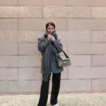 Karen Takizawa Instagram - 冬服にうっかり恋しています。 あんなに寒いのはだいきらいだと言い振り回してる割にしっかり冬服を楽しむのはこの始末です🥺 風が私たちに冷たい分マフラーを好きになり、 土が固まる分ブーツに頼るようになり、 気温に裏切られる分アウターに助けられています。⛷️ 単なるわたしは弱い人間です。 それでも冬服たちを選びにいくときは寒さ忘れて幸せになります。 コンクリート街にともる光の森にされた木々は見ましたか？💡 年末が今年もわたしたちのせなかを楽しげに押してゆきます...🌬️ 風邪ひかないようにお気をつけてください🫧