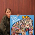 Karen Takizawa Instagram - きのうは誰も知らない明石家さんま第9弾ありがとうございました♡ 今年も知らないさんまさんを観ることができ、 あまりにも年末のひとつの祭りが幸せでした🥹 その中で、いつの間にか正解していたクイズによって大御褒美の青山さんの手掛けた絵が素敵で、素敵で💓🥺 箱を開けたとたん、周りから声が上がるほど盛り上がりましたので🙇🏼‍♀️ 大好きなゴリラの中で楽しむ愛する私の家族犬たち、そして大好きなチーズや宇宙🪐やらと頭の中をところでいつ見せましたっけ？と聞きたいくらい私の好きを絵にしてくれました🦍 ほんとに見ているだけで、笑っちゃって、 豊かになれて、抱きしめたくなる絵です。 私の家の中で今日も犬たちと笑いながら眺めるのです。 勢いがあるのに優しくて楽しい世界をありがとうございました🌏✨ ずっとずっと大切にさせていただきます🥹