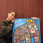 Karen Takizawa Instagram - きのうは誰も知らない明石家さんま第9弾ありがとうございました♡ 今年も知らないさんまさんを観ることができ、 あまりにも年末のひとつの祭りが幸せでした🥹 その中で、いつの間にか正解していたクイズによって大御褒美の青山さんの手掛けた絵が素敵で、素敵で💓🥺 箱を開けたとたん、周りから声が上がるほど盛り上がりましたので🙇🏼‍♀️ 大好きなゴリラの中で楽しむ愛する私の家族犬たち、そして大好きなチーズや宇宙🪐やらと頭の中をところでいつ見せましたっけ？と聞きたいくらい私の好きを絵にしてくれました🦍 ほんとに見ているだけで、笑っちゃって、 豊かになれて、抱きしめたくなる絵です。 私の家の中で今日も犬たちと笑いながら眺めるのです。 勢いがあるのに優しくて楽しい世界をありがとうございました🌏✨ ずっとずっと大切にさせていただきます🥹