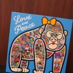 Karen Takizawa Instagram - きのうは誰も知らない明石家さんま第9弾ありがとうございました♡ 今年も知らないさんまさんを観ることができ、 あまりにも年末のひとつの祭りが幸せでした🥹 その中で、いつの間にか正解していたクイズによって大御褒美の青山さんの手掛けた絵が素敵で、素敵で💓🥺 箱を開けたとたん、周りから声が上がるほど盛り上がりましたので🙇🏼‍♀️ 大好きなゴリラの中で楽しむ愛する私の家族犬たち、そして大好きなチーズや宇宙🪐やらと頭の中をところでいつ見せましたっけ？と聞きたいくらい私の好きを絵にしてくれました🦍 ほんとに見ているだけで、笑っちゃって、 豊かになれて、抱きしめたくなる絵です。 私の家の中で今日も犬たちと笑いながら眺めるのです。 勢いがあるのに優しくて楽しい世界をありがとうございました🌏✨ ずっとずっと大切にさせていただきます🥹