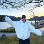 Karen Takizawa Instagram - 雑な幕破りされたような急激な冬がやってきました、ね。⛄️ がむしゃらにそしてかつ強引に引っ張ってきた11月に思えます。 慌てて思い出したかのような季節たちの小走りが見えてきそうです。 こちらとしてはようやく羽織もの活躍時期に楽しくさせてもらえそうだったのに飛び級の変わり目で、なんならちょっとした羽織ものがモノ足らないほど寒いです。 上着もようやくだぜと腕を振り回して張り切って出てきた甲斐なしです🥶 ダウンが香り出してもおかしくない季節。 また"あれ？なんだか言葉にするなら肌寒い"くらいで留まる日はくるのでしょうか。 このままじゃ寒過ぎて取り返しのつかないタンスの中身たちが待っています。 このままでは12月も1月も変化のしようがないのでもう少し温度は温かめでお願いします。なんてことができたらいいですね☺️ とにかくお身体はお大事に。 寒さにも弱いことをお忘れなく♨️