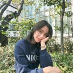 Karen Takizawa Instagram - 天才的色彩感覚上手のみどりさんに髪の毛を冬仕度していただきました⛄️ 春から夏までは、優しく温かい気温に合わせてベージュ系グレーでしたり(グレージュ)、ミルク系グレーにしていましたが、今回は冬の寒くて冷徹な気温に合わせて、グレー系オリーブにしています。寒さには寒い色を🩵 ほんとうにお気に入りです🥺 偶然に木があったので一瞬に撮りました♡ 太陽の下の色はより色を生きさせてくれて、 こんなすてきな色だったのか！と胸に嬉しいが溢れ出ます✨✨ この色でこの冬と過ごすのかと思うと、 いまから力強いです🪵 たくさんの冬景色を一緒にみていきます🖼️ 色が美しすぎたので動画も撮りました🎥