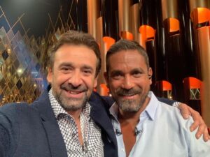 Karim Abdel Aziz Instagram - مع أمير كرارة الانسان المحترم و النجم الكبير في حلقة من برنامجه " سهرانين " هيتذاع أخر اغسطس.. صباحكم رضا .. 💐💐💐
