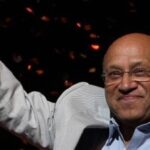 Karim Abdel Aziz Instagram - مع السلامة يا أستاذ.. أول مخرج وقفت قصاد كاميرته عندما كنت فى الرابعة من عمرى فى فيلم المشبوه.. و يشاء القدر أيضا ان يكون استاذى و معلمى فى معهد السينما قسم إخراج.. السينما حقيقى فقدت مخرج كبير جدا قدم للناس اعظم افلام فى السينما .. وداعا يا أستاذ..
