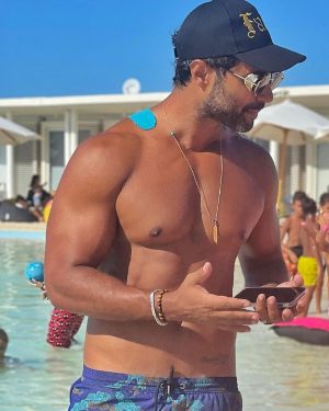 Karim Fahmy Instagram - اخر ايام الصيف و نرجع للشقي من تاني ، مين ماسك في الصيف لأخر لحظه زيي ؟