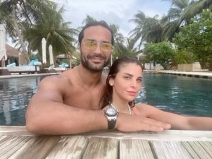 Karim Fahmy Instagram - مهما اتكلمت عنك مش هيكفي الكلام … ياما استحملتي عصبيتي وياما استحملتيني ماديا  ياما استحملتي ازمات منتصف العمر و استهبالي 🫢 .. واقفه جنبي من البدايه مع اني بقصر كتيييييير في حقك عشان كده قررت اقولك في عيد ميلادك انا اسف علي اي لحظه تعبتي او زعلتي فيها مني  شكرا علي كل حاجه بتعمليها ليا … احسن و احلي زوجة و ام في الدنيا …حبيت اقول الكلام ده قدام كل الناس و يبقي  بدري خمس ايام قبل عيد ميلادك بس قلت ابقي  اول حد اوي 😄…. كل سنه و انتي طيب يا حبيبتي و عقبال ميت مليون سنه …….. كله كوم و حبيبتي  كوم