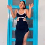 Karishma Sharma Instagram – Wore the black dress yesterday and obviously won’t let it just go like that so had to do some naatak and dance 💃🏻 

#teribaatonmeinaisauljhajiya