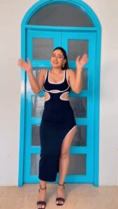 Karishma Sharma Instagram - Wore the black dress yesterday and obviously won’t let it just go like that so had to do some naatak and dance 💃🏻 #teribaatonmeinaisauljhajiya