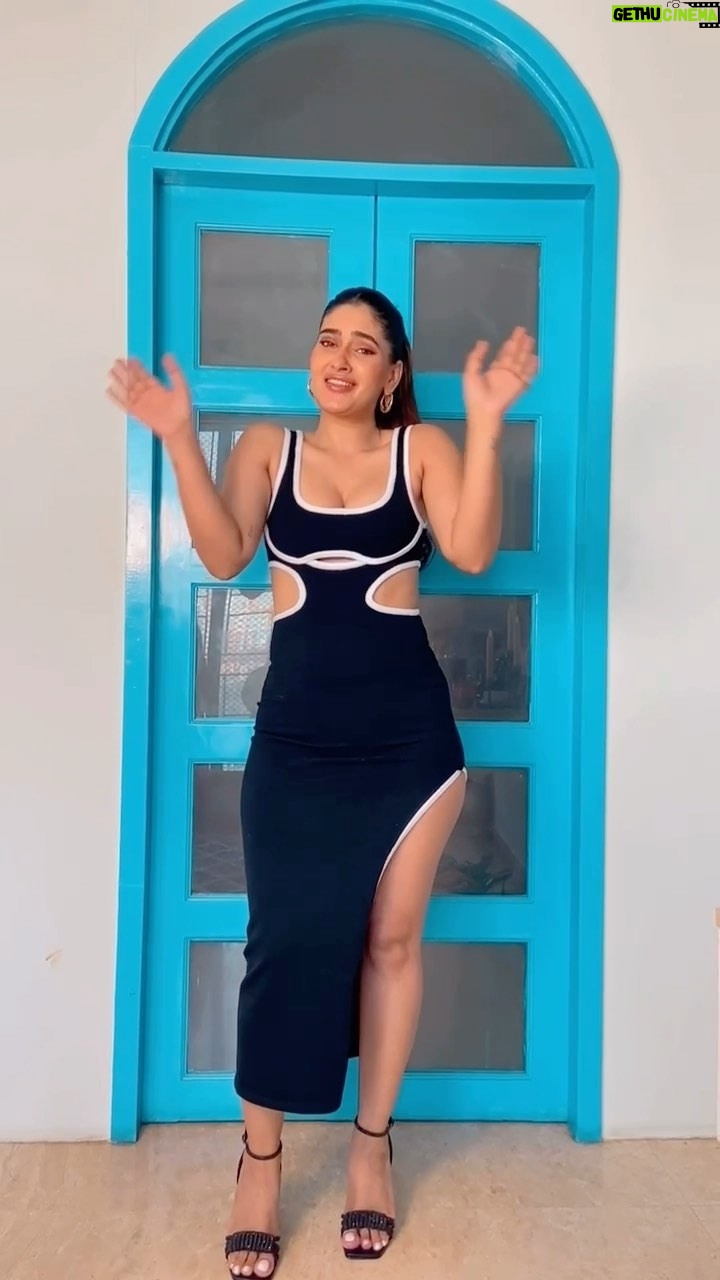 Karishma Sharma Instagram - Wore the black dress yesterday and obviously won’t let it just go like that so had to do some naatak and dance 💃🏻 #teribaatonmeinaisauljhajiya