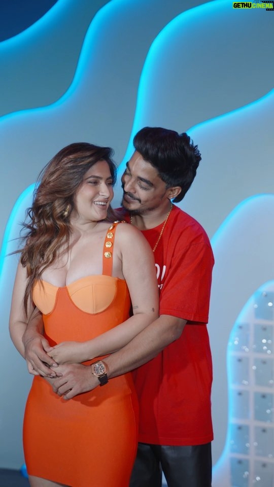 Karishma Sharma Instagram - This hookstep is more than just moves, it's a dance of affection. 💃🏻✨💓 Join the groove, make your own reel, and share the love by tagging us! #PyaarBanGaye🎶 Song Out Now #tseries #BhushanKumar @sachettandonofficial @paramparatandonofficial @sachetparamparaofficial @rohittt_09_ @karishmasharma22 @quadri.sayeed @videobrainsofficial