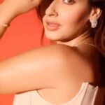 Karishma Sharma Instagram - Love,laugh,live, Be kind and always believe in yourself and mostly as @iamsrk kya pata Kal ho na ho 😍🙌🏻 Thank you @karishmafanatic for this beautiful reel ❤️