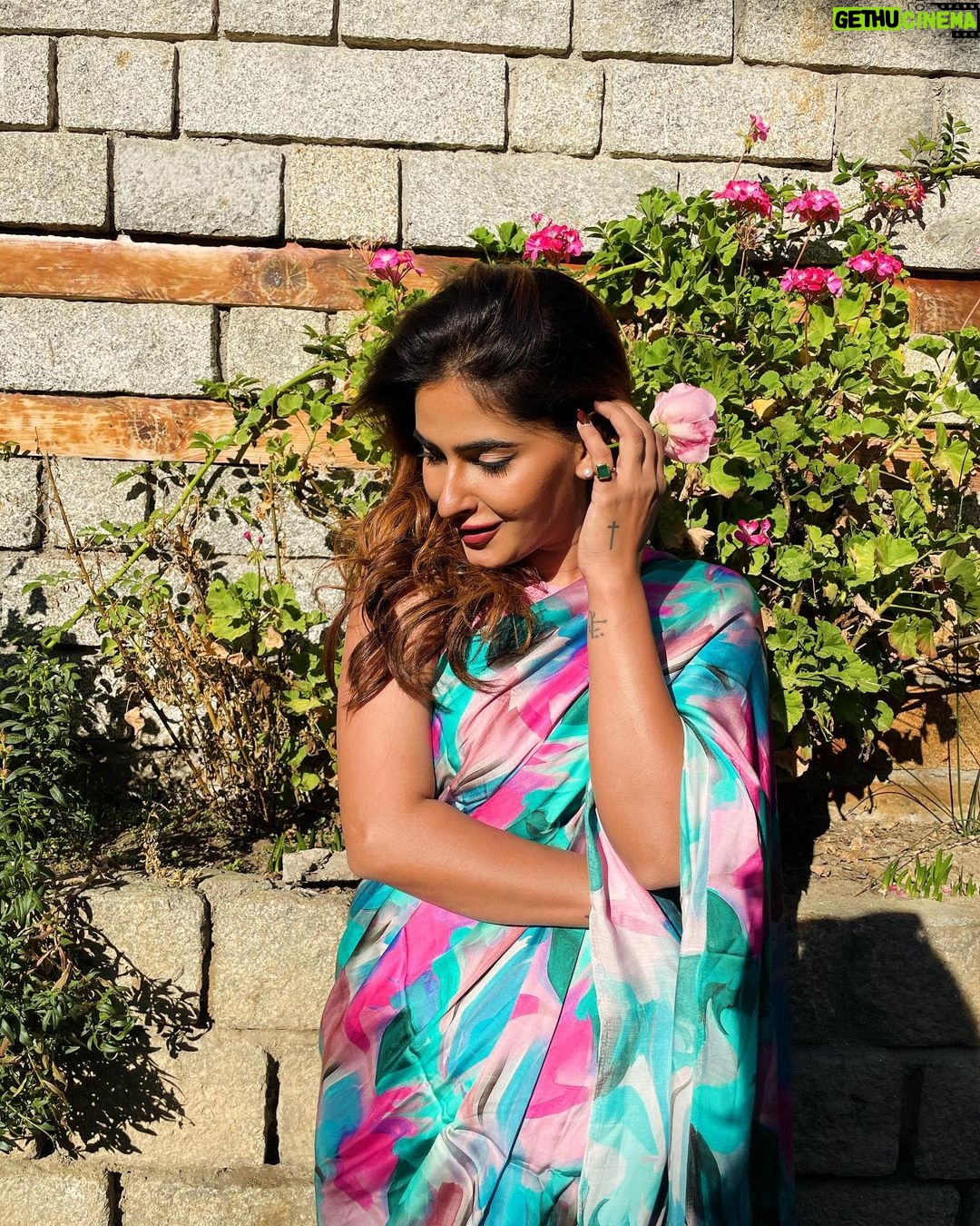 Karishma Sharma Instagram - Wearing a saree is like wearing art entwining in six yards of beauty! “Joining in a dance of words about the mesmerizing ‘Ananta Sutra’ - a fabric that weaves together our shared heritage, diverse art forms, and the graceful fluidity of sarees. As an avid admirer of art, wearing a saree has always been an enriching experience and it’s elegance always elevates my style in a graceful manner. As we celebrate Republic Day, let’s explore the symbolism of each thread, reflecting the harmony and strength that epitomizes our nation. This Republic Day, don’t just witness but be a part of ‘Ananta Sutra.’ Post your #SelfieWithSari, a moment frozen in the rich tapestry of #BharatKiNariInSari. Let’s collectively weave a tale of grace, heritage, and the power within. 🕊️✨ #AnantaSutra @MinOfCultureGoI @AmritMahotsav. #AnantaSutra #BharatKiNariInSari” #RepublicDay #SariLove”