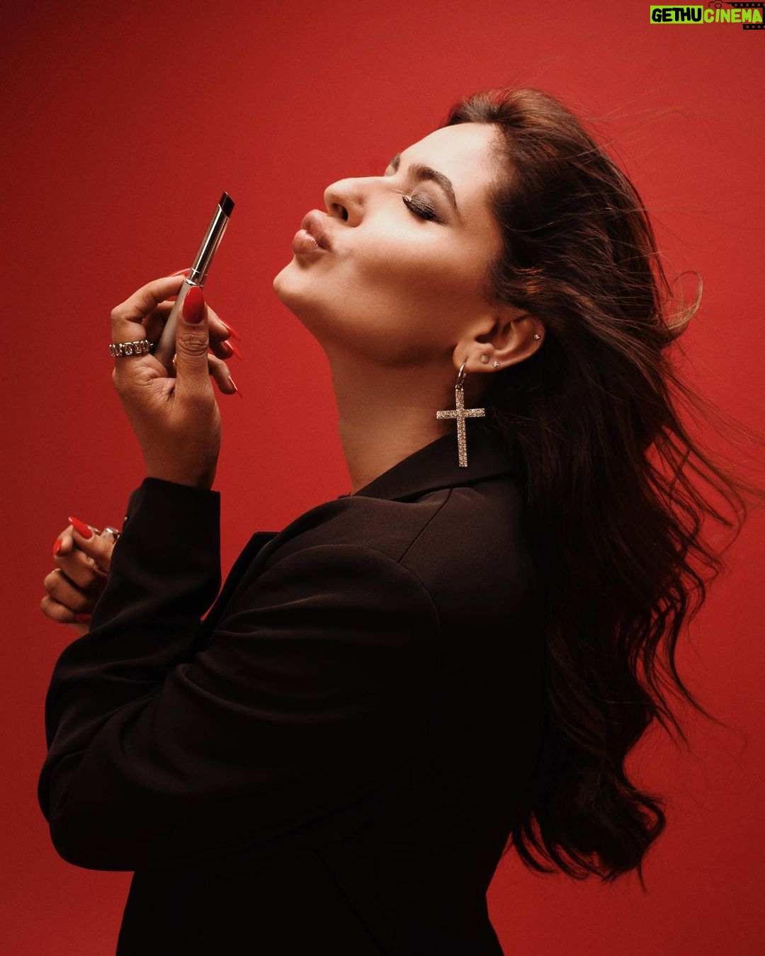 Karishma Sharma Instagram - Experience the enchantment of Black Honey Almost Lipstick! π―β¨ One shade, endless transformations. Your lips, your vibe! Discover the magic that sets you apart. π @clinique_in Shot by @pehelaggarwal Hair by @arifayadav_make_you_gorgeous Makeup @nidhisharma_mua