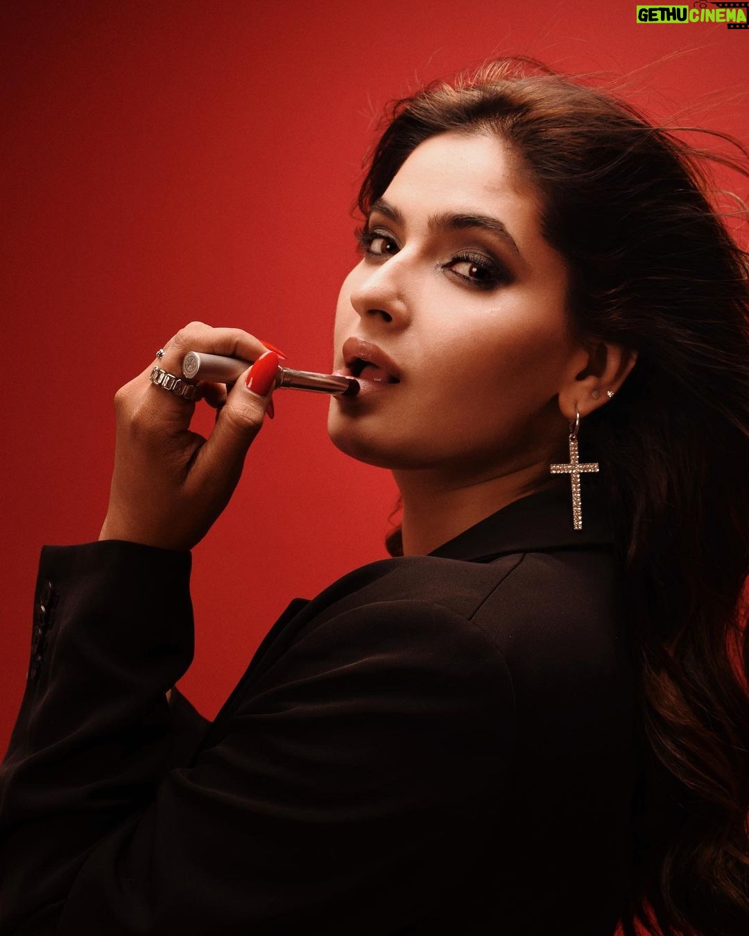 Karishma Sharma Instagram - Experience the enchantment of Black Honey Almost Lipstick! π―β¨ One shade, endless transformations. Your lips, your vibe! Discover the magic that sets you apart. π @clinique_in Shot by @pehelaggarwal Hair by @arifayadav_make_you_gorgeous Makeup @nidhisharma_mua