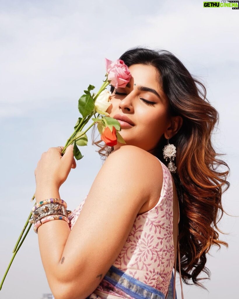 Karishma Sharma Instagram - Living my best life, one frame at a time. #BeAPortraitMaster with #realme12ProSeries5G! @realmeindia