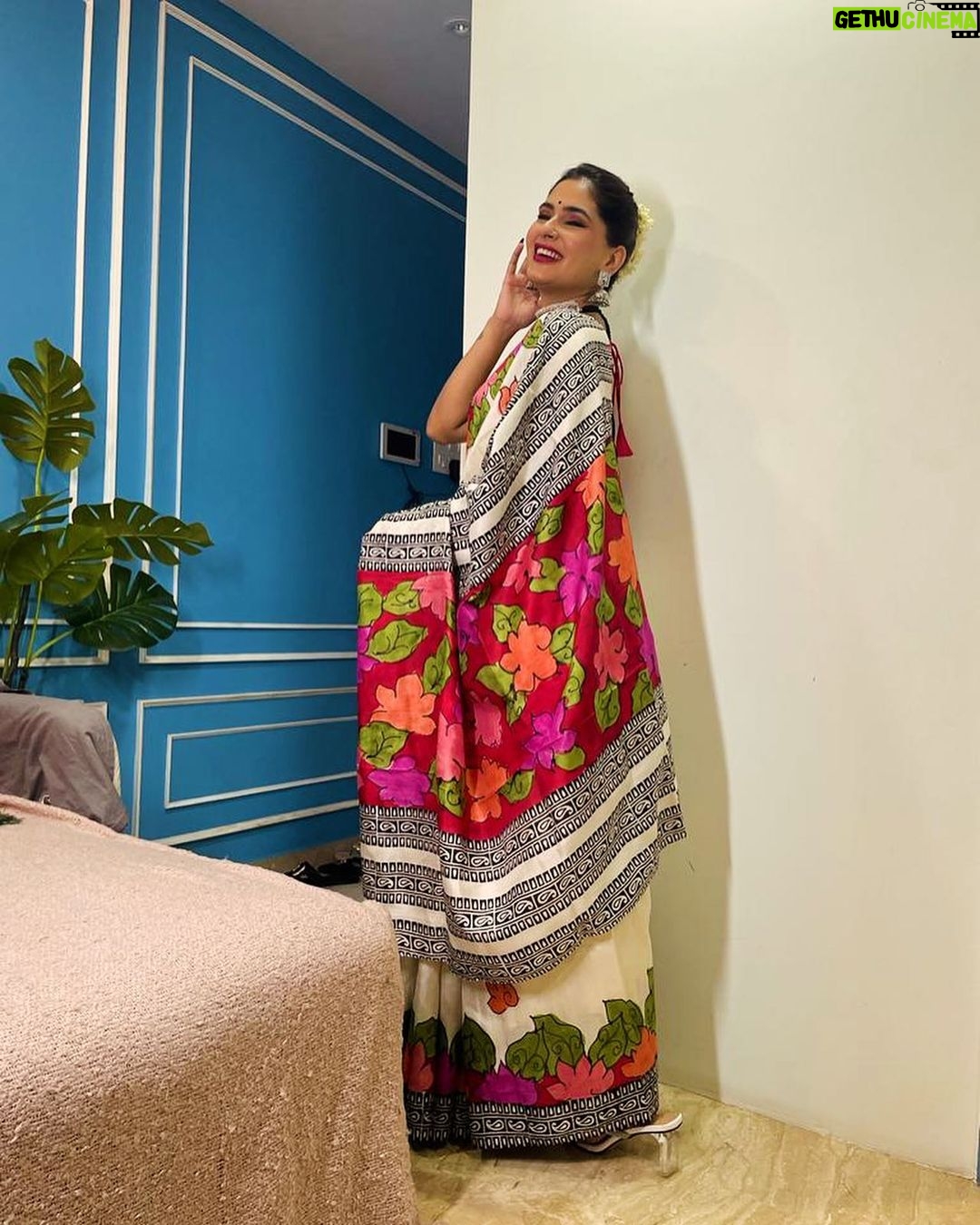 Karishma Sharma Instagram - Wearing a saree is like wearing art entwining in six yards of beauty! “Joining in a dance of words about the mesmerizing ‘Ananta Sutra’ - a fabric that weaves together our shared heritage, diverse art forms, and the graceful fluidity of sarees. As an avid admirer of art, wearing a saree has always been an enriching experience and it’s elegance always elevates my style in a graceful manner. As we celebrate Republic Day, let’s explore the symbolism of each thread, reflecting the harmony and strength that epitomizes our nation. This Republic Day, don’t just witness but be a part of ‘Ananta Sutra.’ Post your #SelfieWithSari, a moment frozen in the rich tapestry of #BharatKiNariInSari. Let’s collectively weave a tale of grace, heritage, and the power within. 🕊️✨ #AnantaSutra @MinOfCultureGoI @AmritMahotsav. #AnantaSutra #BharatKiNariInSari” #RepublicDay #SariLove”