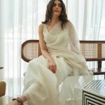 Karishma Tanna Instagram - माना कि सादगी का दौर नहीं मगर सादगी से अच्छा कुछ और नहीं 🤍🩶 Saree @devnaagri Jewellery @sangeetaboochra @aquamarine_jewellery Stylist @stylebysaachivj 📸 @mourya