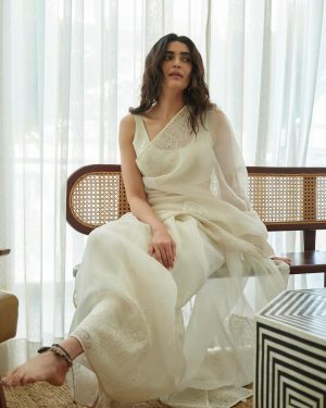 Karishma Tanna Instagram - माना कि सादगी का दौर नहीं 
मगर सादगी से अच्छा कुछ और नहीं 🤍🩶

Saree @devnaagri 
Jewellery @sangeetaboochra @aquamarine_jewellery 
Stylist @stylebysaachivj 
 📸 @mourya