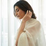 Karishma Tanna Instagram - माना कि सादगी का दौर नहीं मगर सादगी से अच्छा कुछ और नहीं 🤍🩶 Saree @devnaagri Jewellery @sangeetaboochra @aquamarine_jewellery Stylist @stylebysaachivj 📸 @mourya
